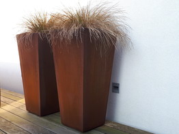 JARDINIERE EN FORME DE VASE EN CORTEN